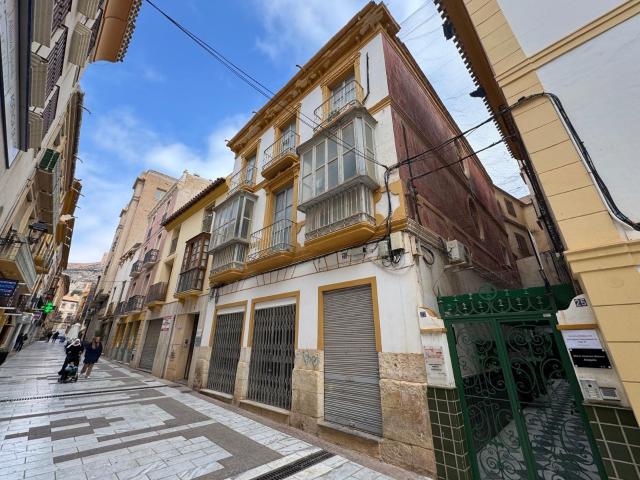 ESTUPENDO EDIFICIO EMBREMATICO EN LORCA