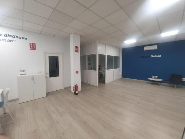 ESTUPENDO LOCAL CON OFICINAS EN EL POLÍGONO CALONGE