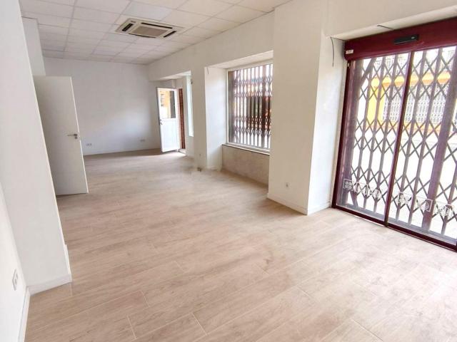 ESTUPENDO LOCAL EN ESQUINA ZONA PLAYAS, POSIBILIDAD DE MÚLTIPLES ACTIVIDADES DEPORTIVAS Y CUIDADO PERSONAL EXCEPTO HOSTELERÍA