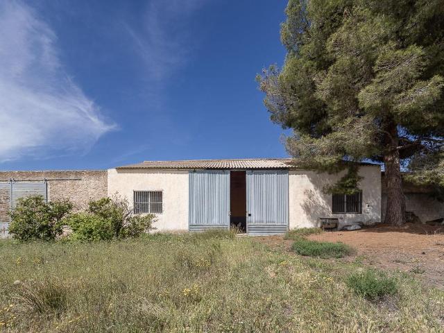 ESTUPENDO SOLAR URBANO CON NAVE EN PEDRO MARTÍNEZ