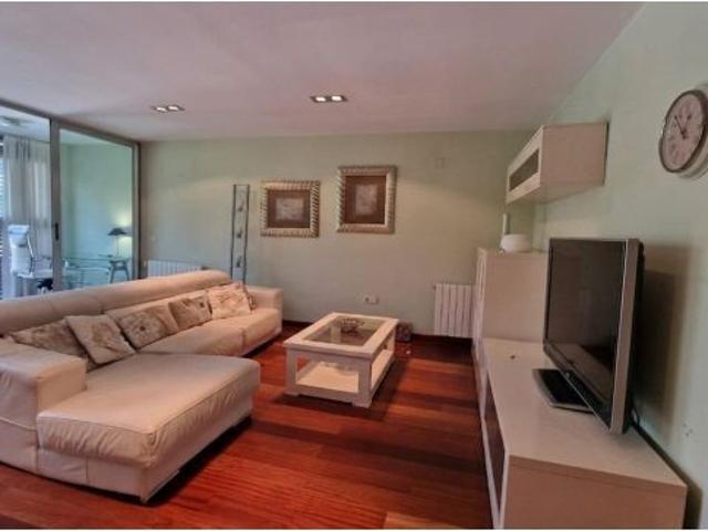 Estupendo piso amueblado, tres dormitorios, plaza de garaje, en residencial con piscina!