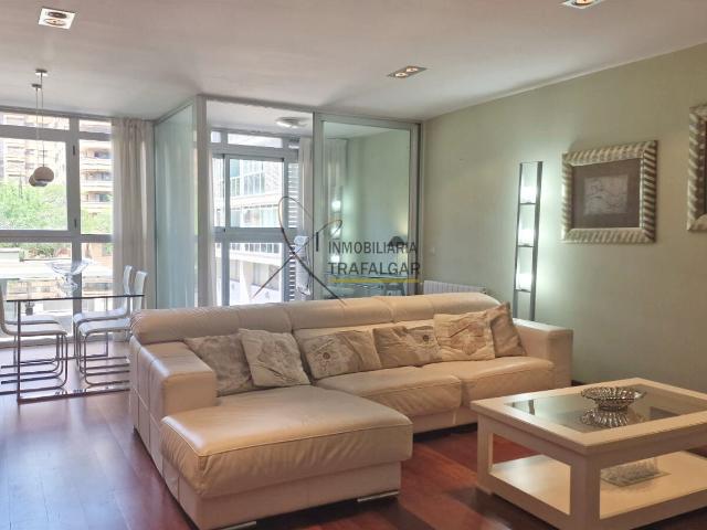 Estupendo piso amueblado, tres dormitorios, plaza de garaje, en residencial con piscina!