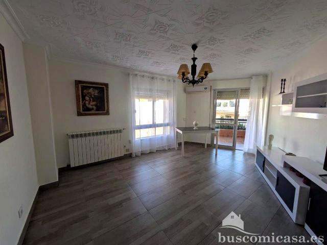 ESTUPENDO PISO CÉNTRICO CON UNA HABITACIÓN LIBRE