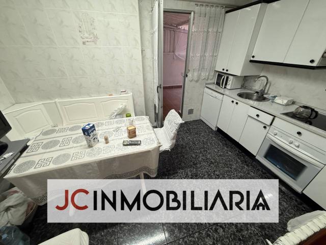Estupendo piso con patio en la calle Villabañez, frente a la oficina de empleo