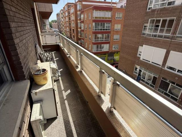 Estupendo piso con terraza y garaje junto a la avenida Palencia, en la calle Quebrada