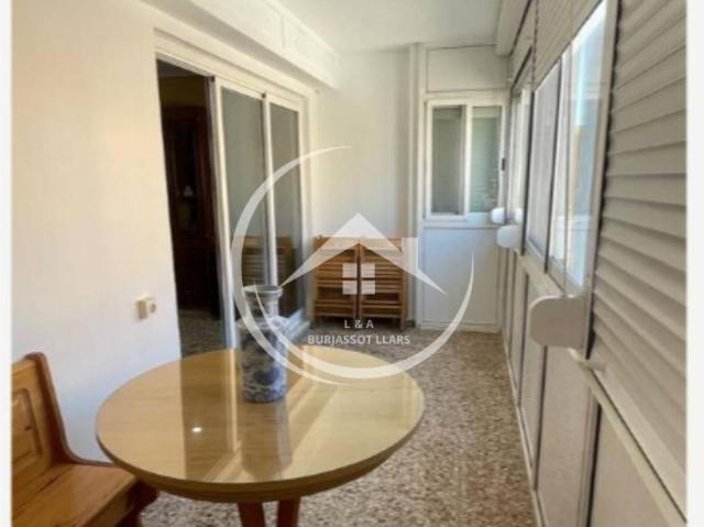 ESTUPENDO PISO, con una habitación disponible para una chica estudiante de Universidad