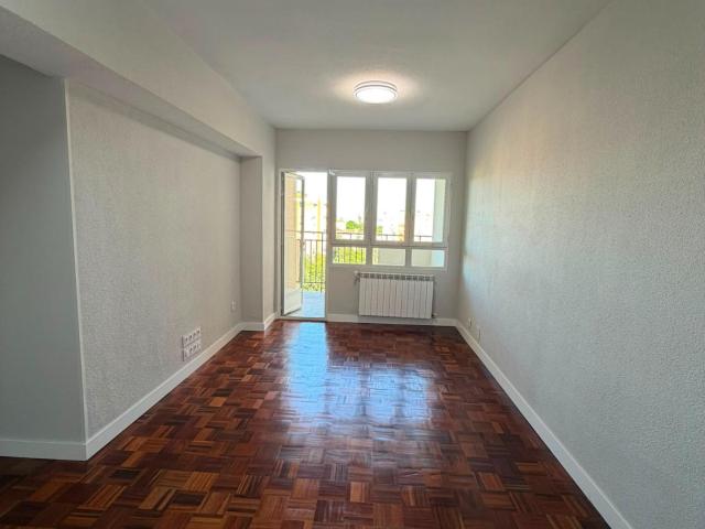Estupendo piso de TRES dormitorios en HORTALEZA