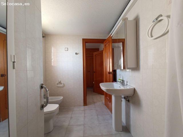¡Estupendo piso en alquiler de 2 habitaciones, 2 baños, terraza, plaza de garaje cubierta y unas pr