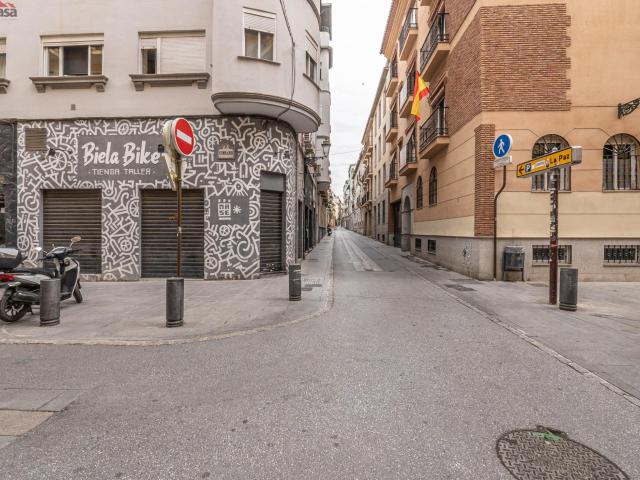 estupendo piso en el centro de granda, tres dormitorios, amueblado