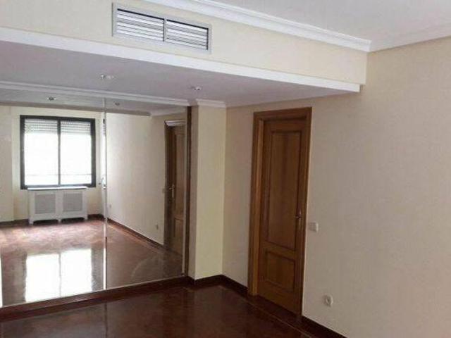 Estupendo piso sin amueblar de 75 m2 y 2 habitaciones situado en urbanización cerrada
