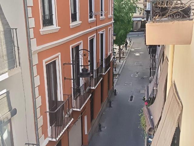 ESTUPENDO PISO SOLEADO CON PLAZA DE GARAJE EN PLENO CENTRO DE GRANADA!