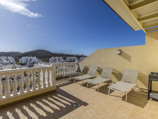 ESTUPENDO TICO DÚPLEX DE 2 DORMITORIOS UBICADO EN PALM MAR