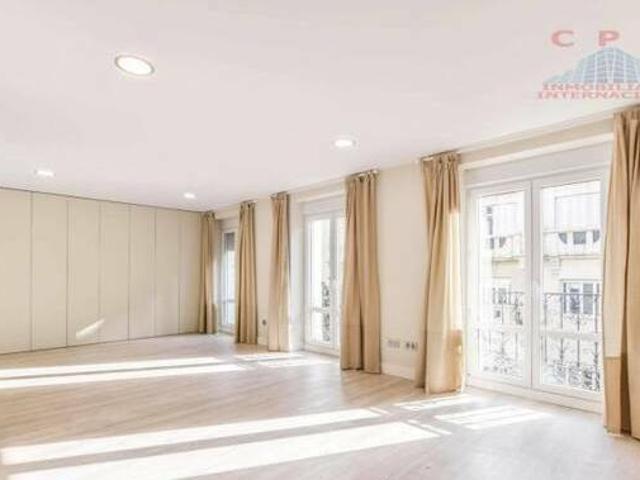 Estupendo y luminoso piso sin amueblar de 150 m2 y 2 dormitorios próximo al metro Colón