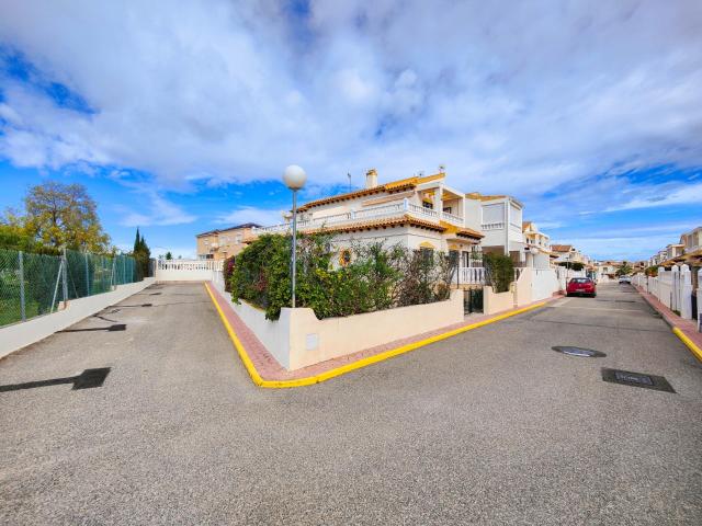 ESTUPENDA CASA CON PISCINA COMUNITARIA EN PUNTA PRIMA