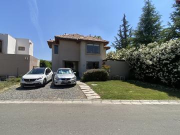 Estupenda casa en venta en Condominio Los Nogales, en Santa Elena, ubicada en Chicureo Norte en la comuna de Colina