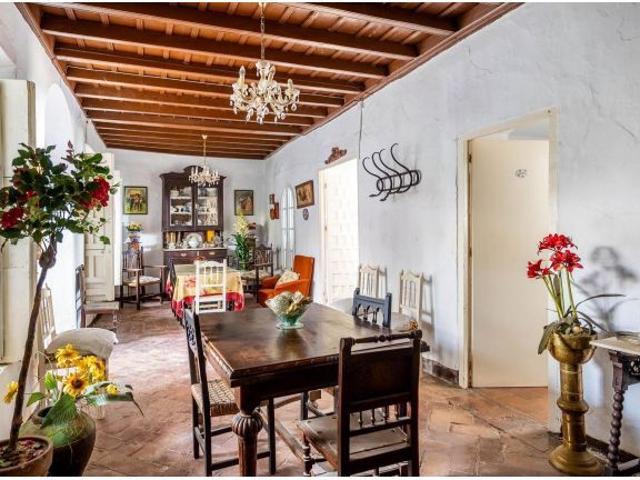 Estupenda casa en la plaza principal de Villanueva del Ariscal
