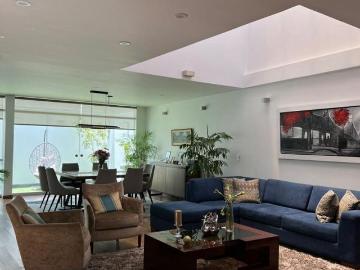 Estupenda casa frente a parque en residencial privada en zona baja de cayma