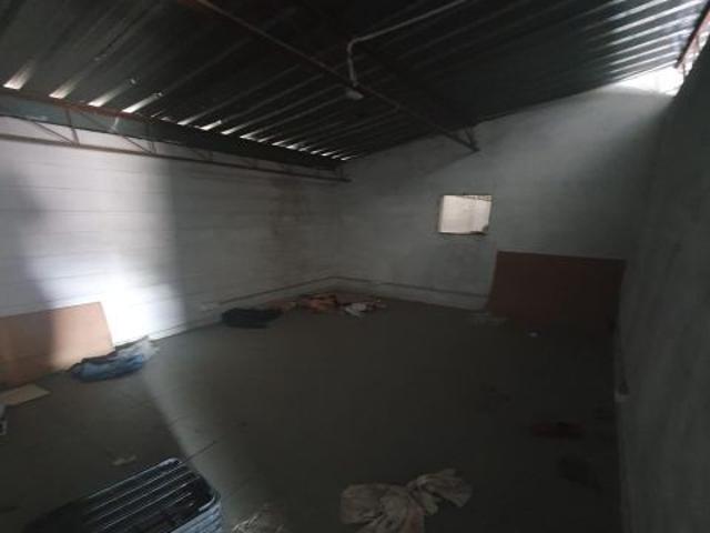 Estupenda nave con patio privativo