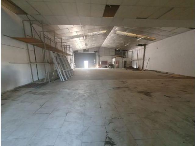 ESTUPENDA NAVE CON ZONA COMERCIAL