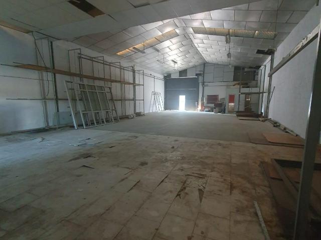 ESTUPENDA NAVE CON ZONA COMERCIAL