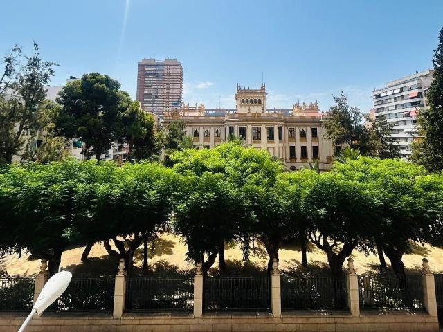 Estupenda vivienda con vistas a los jardines de la Diputación
