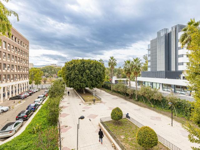 Estupenda vivienda en venta con garaje zona Hospital Reina Sofía