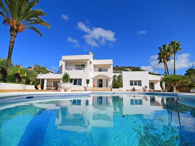Estupenda villa con piscina y licencia turistica situada ent. 556m² Santa Eulalia del Río