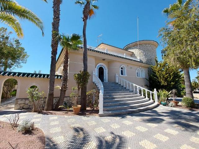Estupenda villa con vistas al campo de golf y al mar