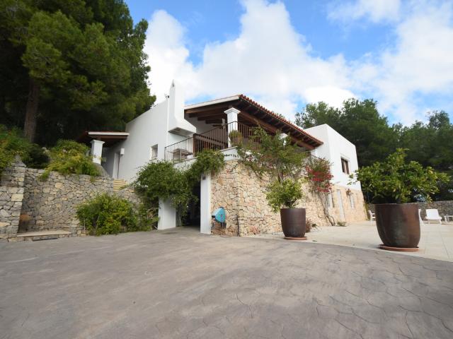 Estupenda villa con vistas al mar y licencia turística en Cala Llenya