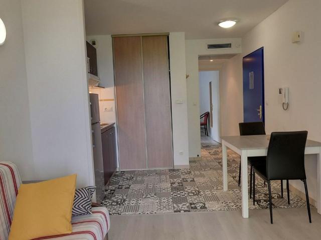 Est de PAU, Haut d'IDRON Appartement rÃ©cent 2 p MeublÃ© avec Terrasse et Parking privÃ© couvert et sÃ©curisÃ©
