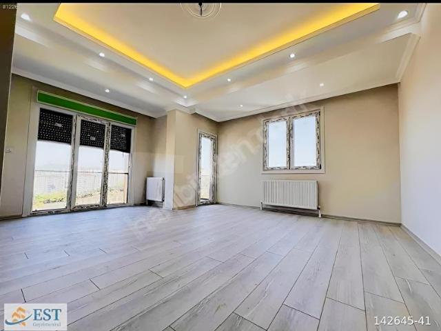 EST DEN SIFIR 3+1 ARAKAT KREDİYE UYGUN OTOPARKLI