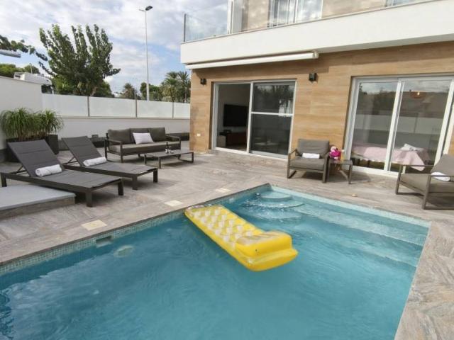 Esta elegante villa esquinera en San Pedro del Pinatar combi. 114m² San Pedro del Pinatar