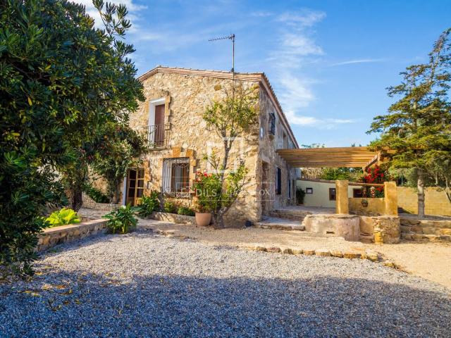 Esta magnífica masía catalana, de estilo tradicional y cuida. 300m² Calonge