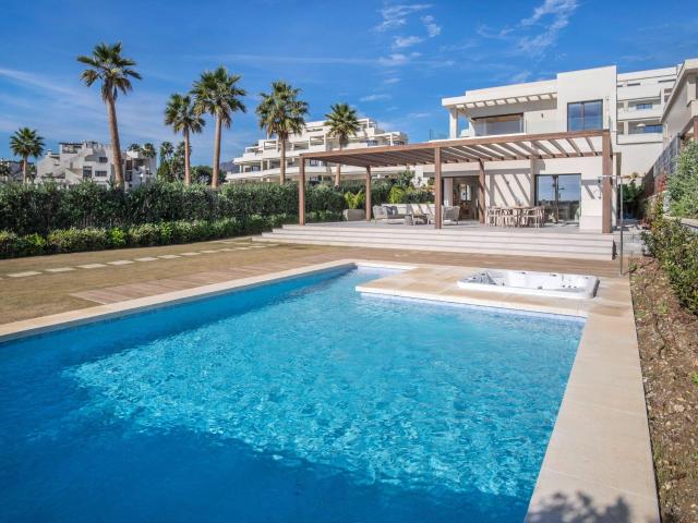 Esta moderna villa de alta calidad está situada en Velaya Ga. 371m² Estepona
