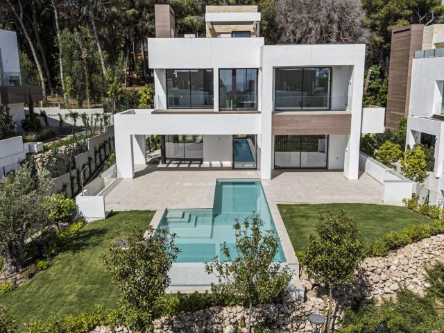 Esta moderna villa está ubicada en una zona tranquila y arbo. 731m² Marbella