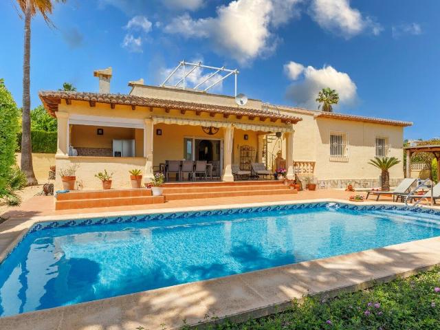 Esta atractiva villa de tres dormitorios está distribuida en. 169m² Jávea xabia