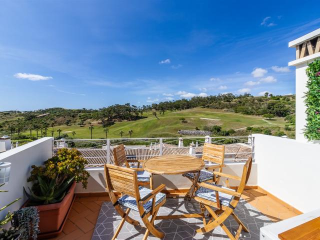 Esta bonita moradia T2, bem conservada, está distribuída por. 120m² Vila do Bispo e Raposeira