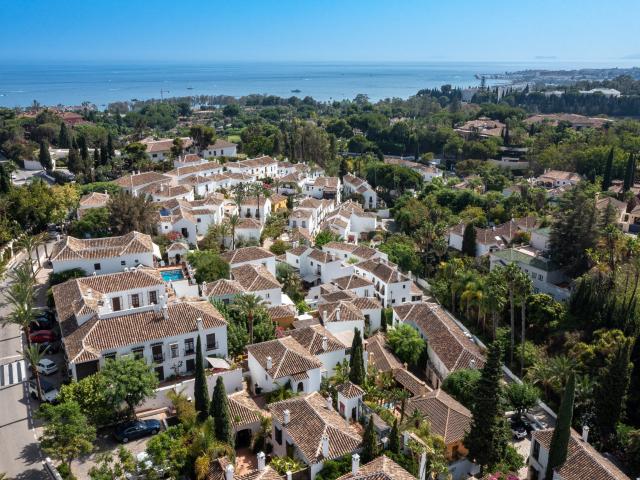 Esta casa adosada, bellamente reformada, es un ejemplo del e. 110m² Marbella