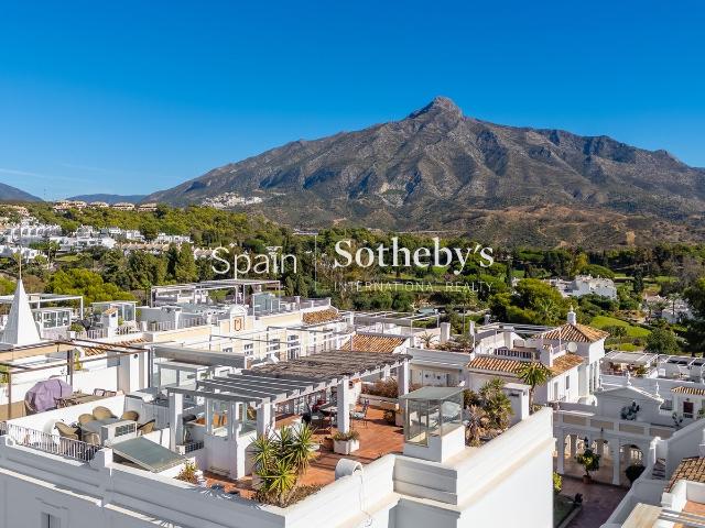 Esta casa adosada, con una ubicación privilegiada en el enca. 153m² Marbella