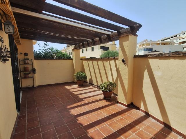 Esta casa adosada en esquina destaca por su amplitud, su ubi. 264m² Estepona