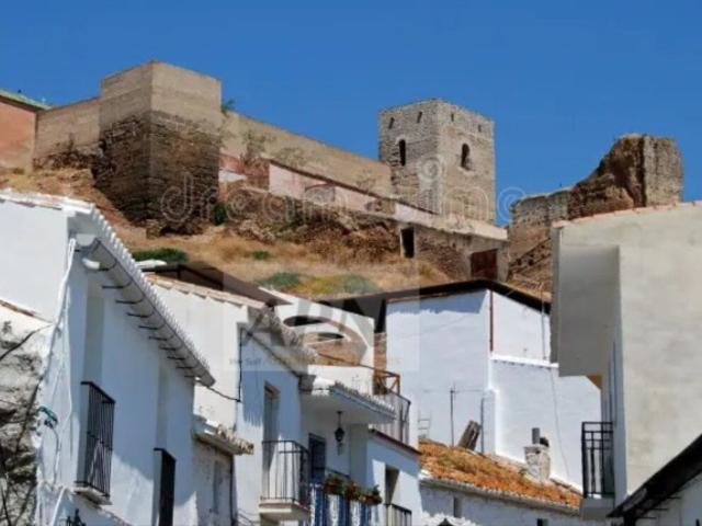Esta casa adosada se encuentra a pocos minutos del castillo. 98m² Alora