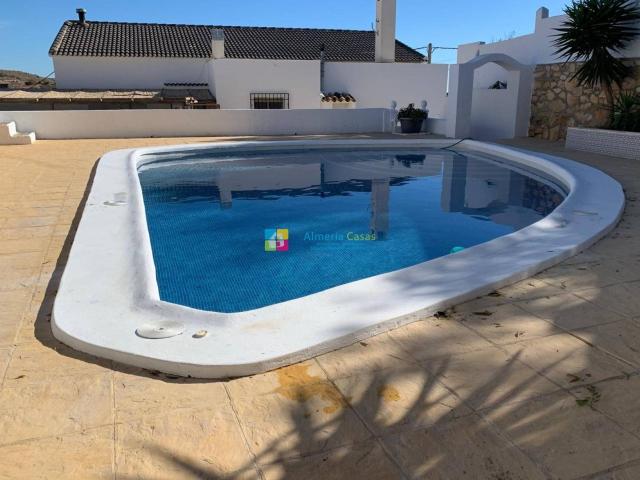 Esta casa de campo de 4 dormitorios y 2 baños con piscina se. 140m² Albox