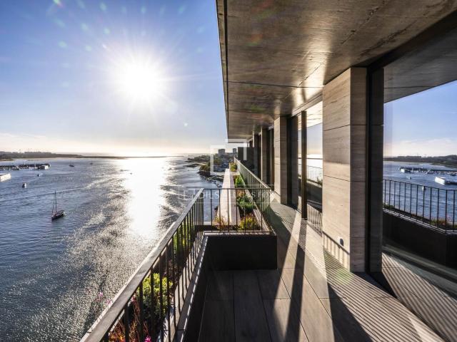 Esta casa exclusiva destaca se pelas vistas, luz intensa e p. 437m² Porto