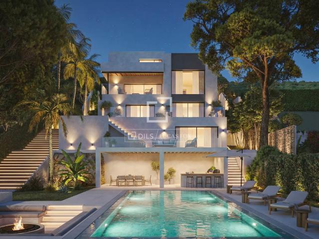 Esta casa se encuentra en un acantilado en la costa del Mare. 490m² Arenys de Mar