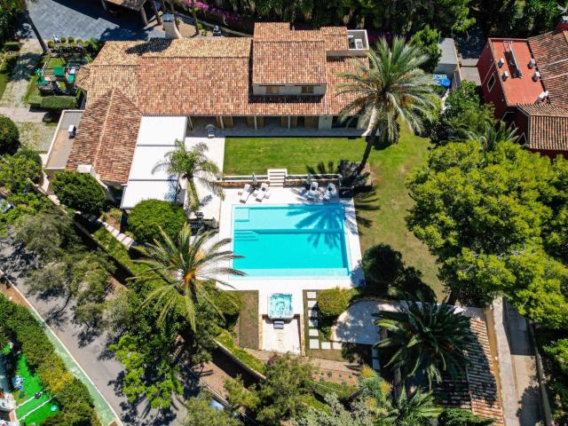 Esta cautivadora residencia totalmente privada se encuentra. 800m² Marbella