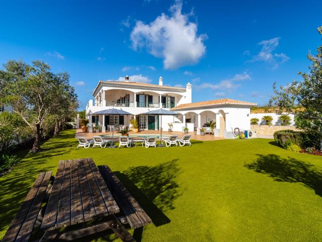 Esta deslumbrante moradia com 4 quartos, piscina privada e g. 192m² Lagos