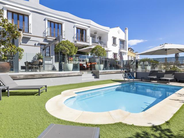 Esta excepcional casa adosada de cinco dormitorios se encuen. 333m² Marbella