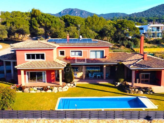 Esta excepcional casa orientada al sur se encuentra enclavad. 742m² Santa Cristina d'Aro