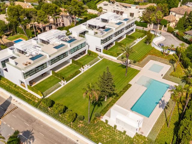 Esta excepcional villa pareada se encuentra en la prestigios. 607m² Marbella