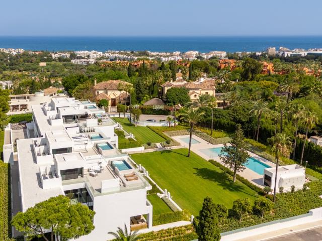 Esta excepcional villa pareada se encuentra en la prestigios. 600m² Marbella